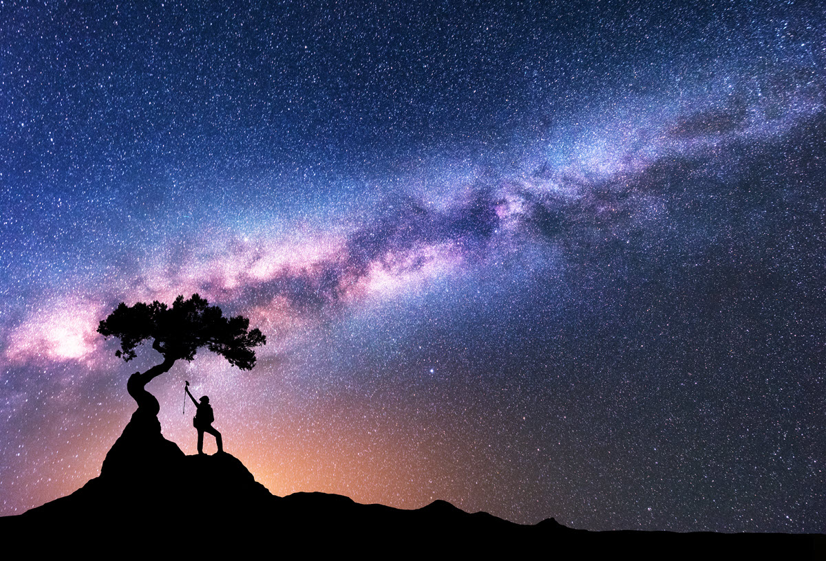 milky-way-and-silhouette